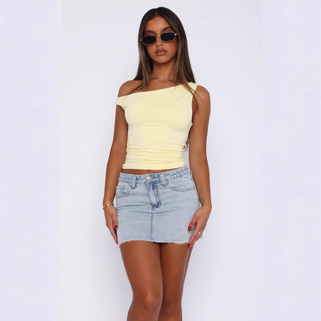 Moteriktig off-shoulder crop-top for dame, med blomsterdesign, ideell for vår og sommer.