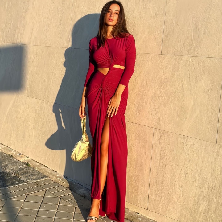 Nydelig fuksia damekjole med omslag, flatterende draperinger og trendy cut-outs. Ideell som cocktailkjole.