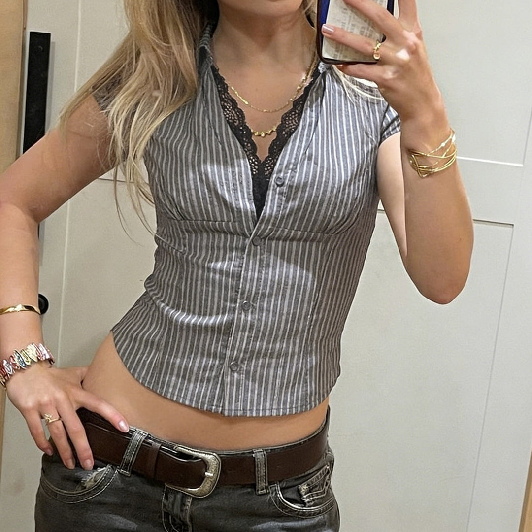 Damebluse i lett stoff med stilige striper, kortermet design og trendy snøring, ideell for jobbantrekk.