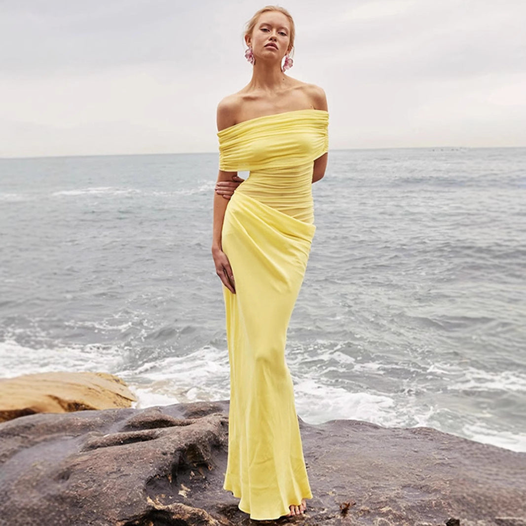 Elegant off-shoulder omslagskjole for dame med flatterende drapering. Perfekt som fest- eller kveldkjole.