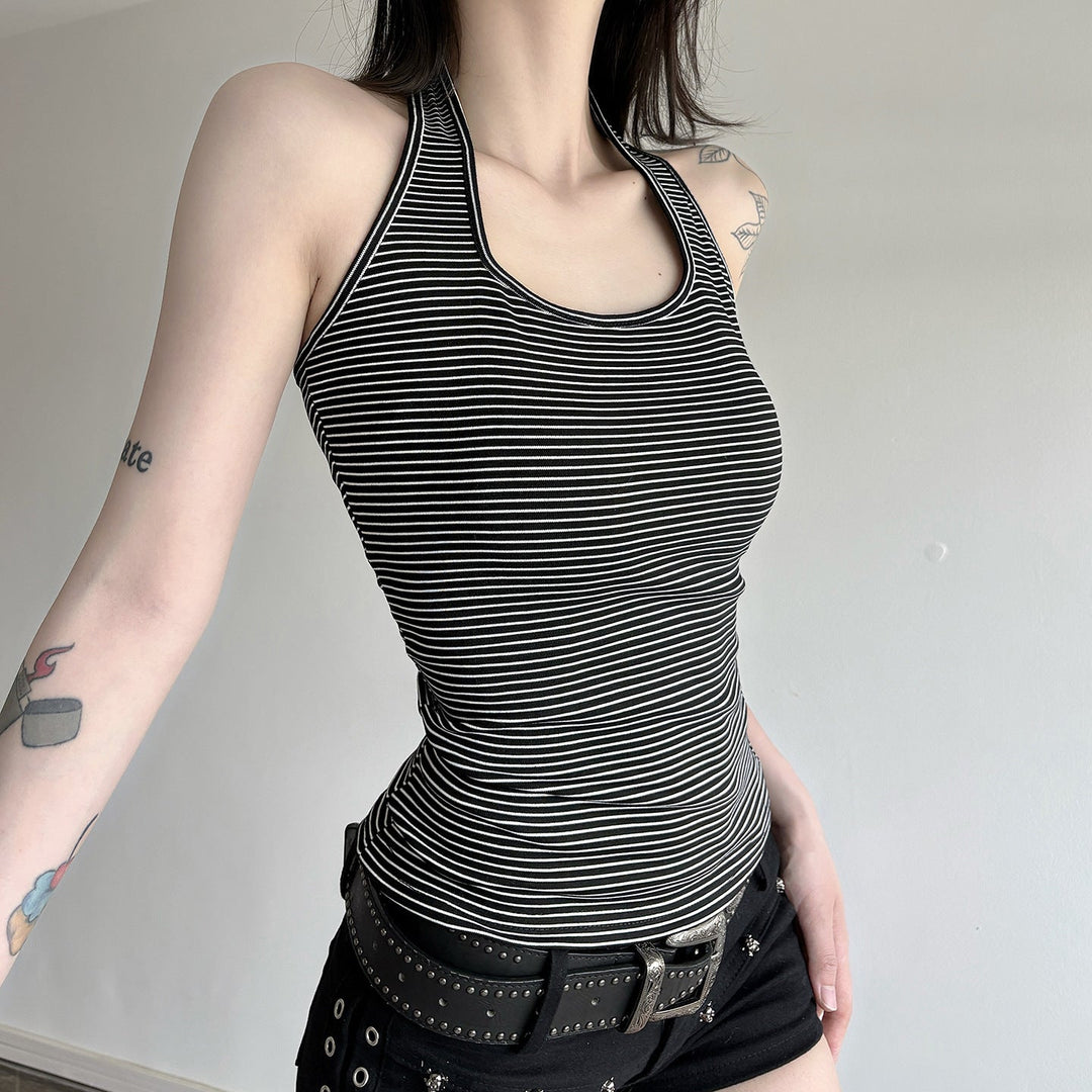 Komfortabel haltertopp for damer med trendy striper, egnet for både trening og avslappet sommerbruk. Stilig fritidstopp.