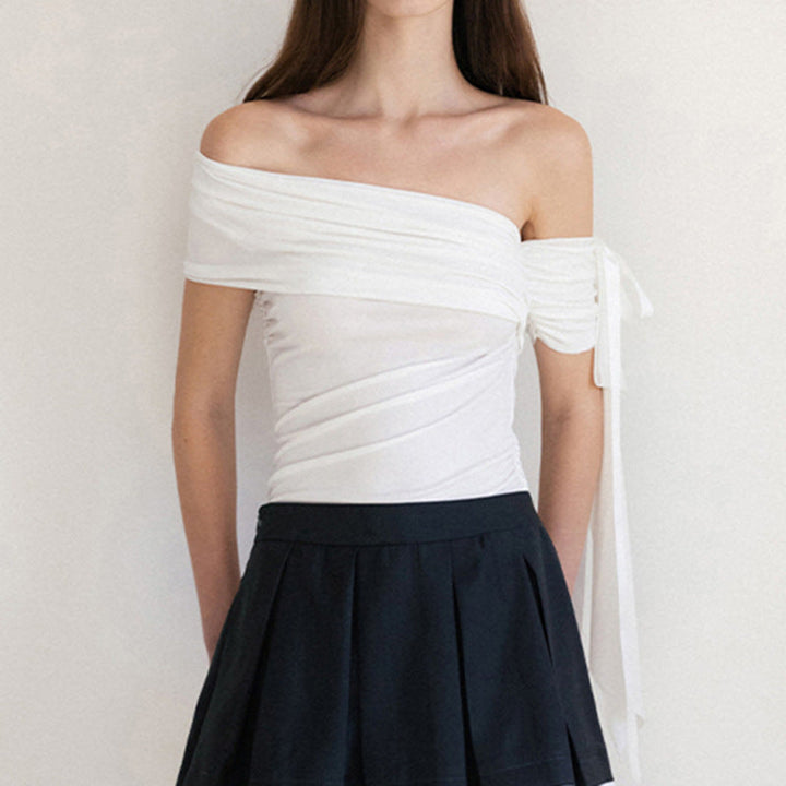Hvit elegant off-shoulder topp for dame med volanger og gjennomsiktige ermer. Stilren sommertopp.