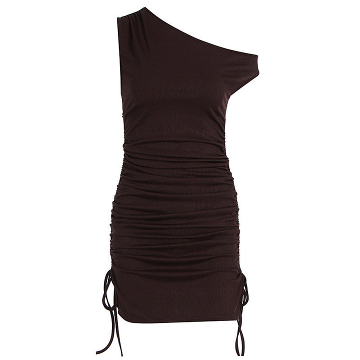 Moderne sommerkjole med one-shoulder og rysjer. Denne figurvennlige brune damekjolen er unik og stilfull.