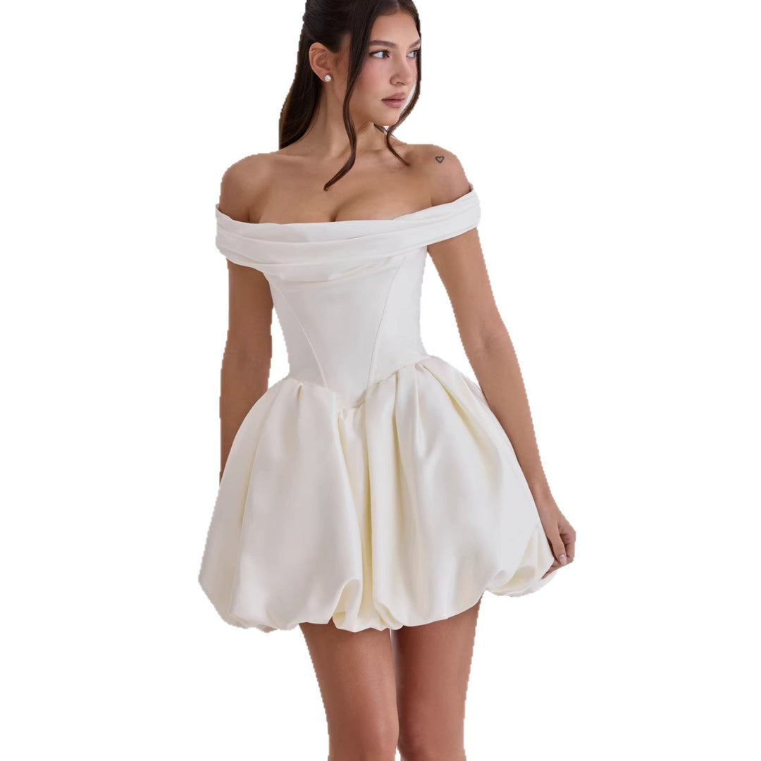 Stilren hvit offshoulder kjole for dame, med et flatterende voluminøst skjørt, perfekt som ballkjole.