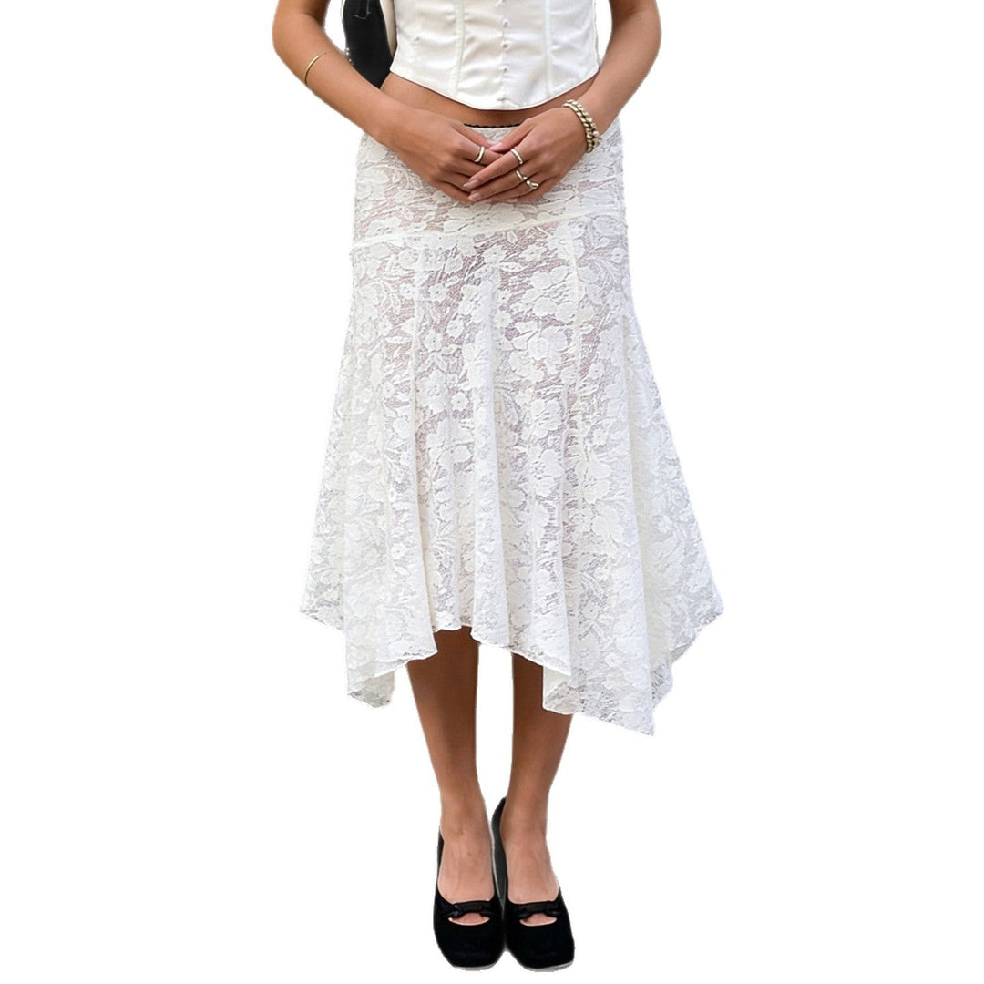 Allsidig elegant damekjole, hvit spisskjole med asymmetrisk design og fargemønster.