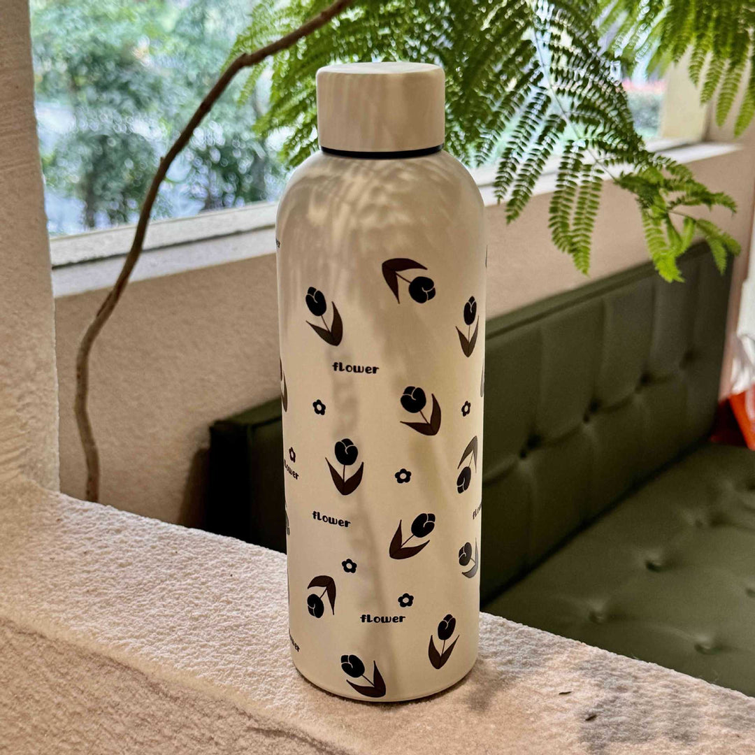 Grønn isolert drikkeflaske, 500ml, med elegant blomstermønster for dame. Miljøvennlig termos.