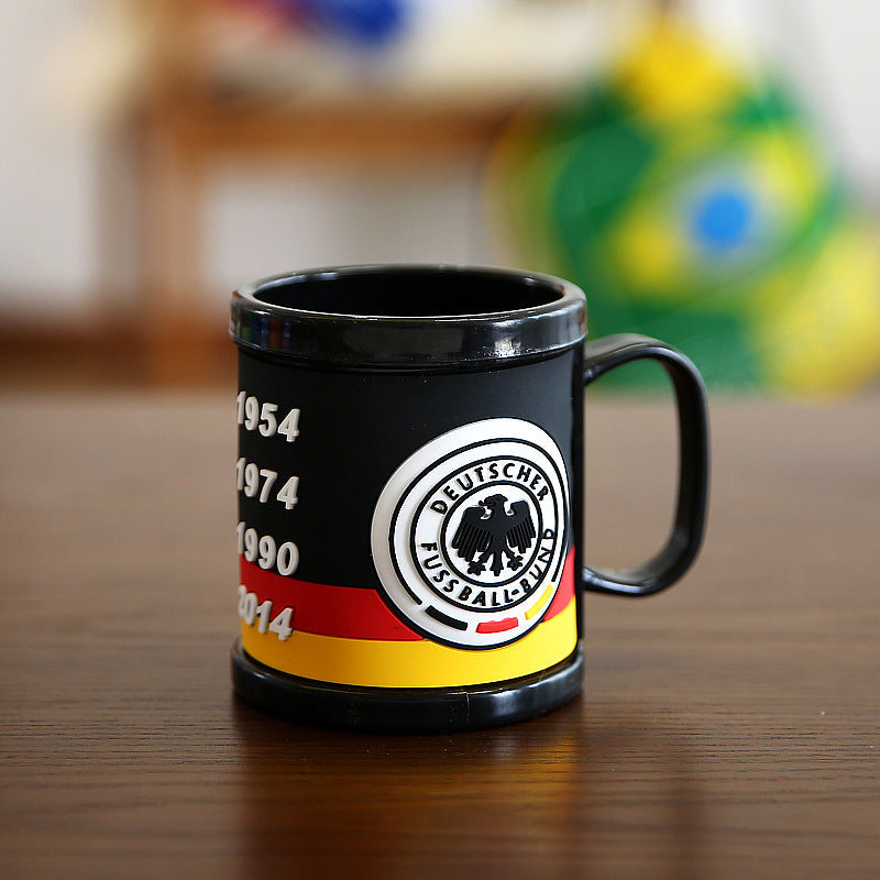 Drikkeflaske for fotball supportere. Rustfritt stål holder drikken varm på kalde dager, kald på varme.