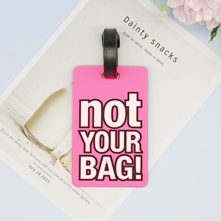 Unisex bagasjelapp med humor, passer alle kofferter. Et praktisk reisetilbehør for ferie og fly.