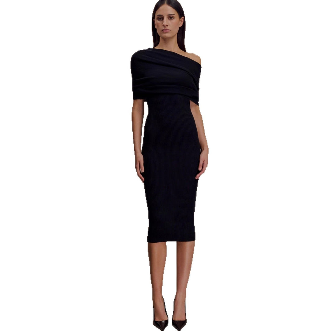 Elegant svart festkjole i strikk for kvinner. Off-shoulder design og figurnær passform. Komfortabel langermet kjole.