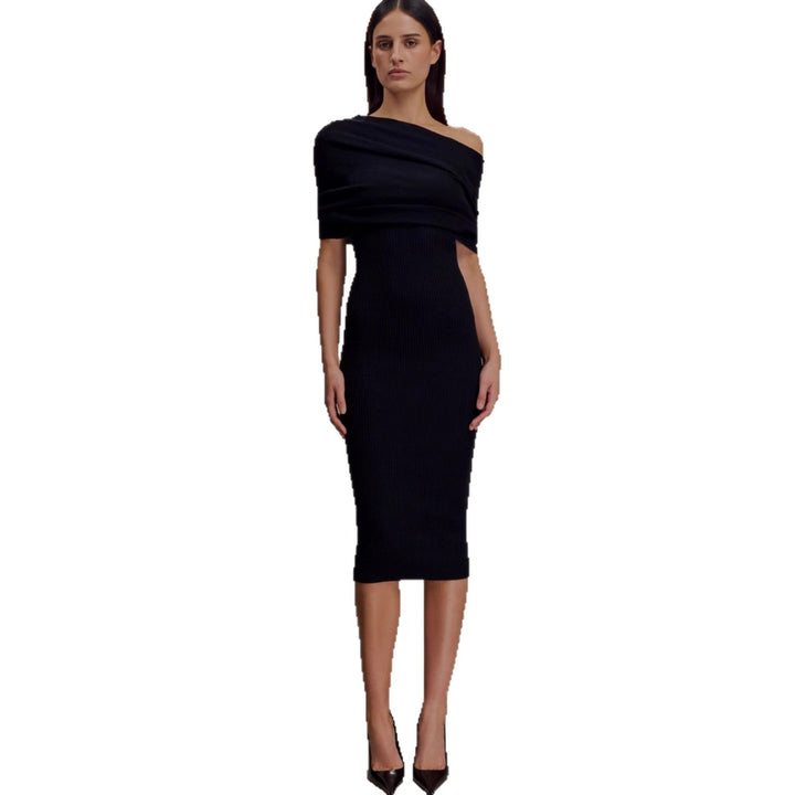 Elegant svart festkjole i strikk for kvinner. Off-shoulder design og figurnær passform. Komfortabel langermet kjole.