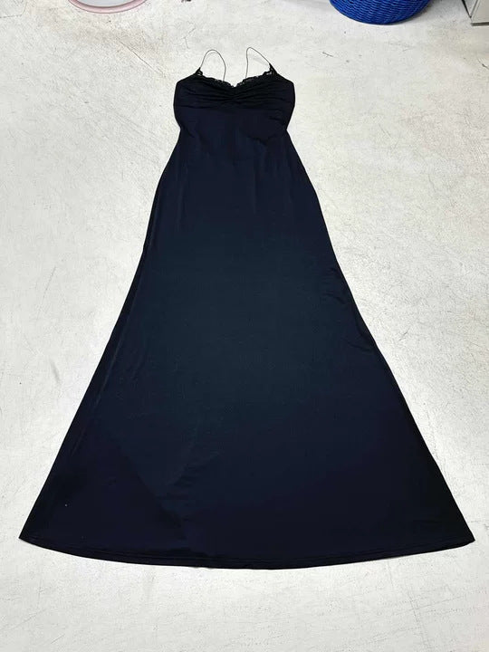 Svart elegant dame maxikjole med justerbare stropper og flytende skjørt for en grasiøs look.