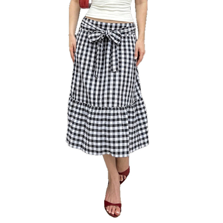 Stilfullt volangskjørt i rutemønster for dame, med høy midje for en elegant look.