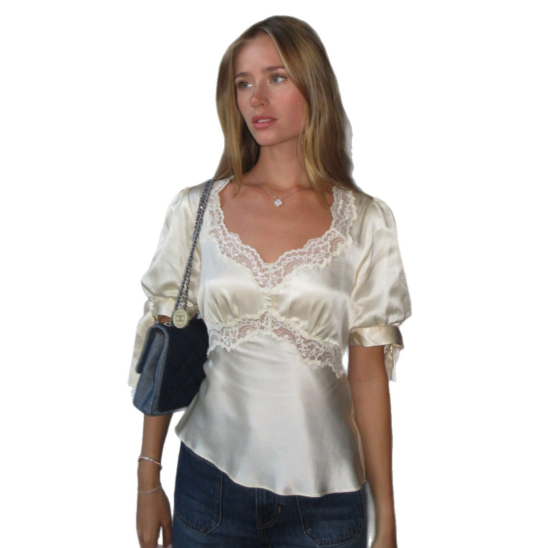 Nærbilde av den delikate blondekanten på en elegant damesatinbluse i satin.
