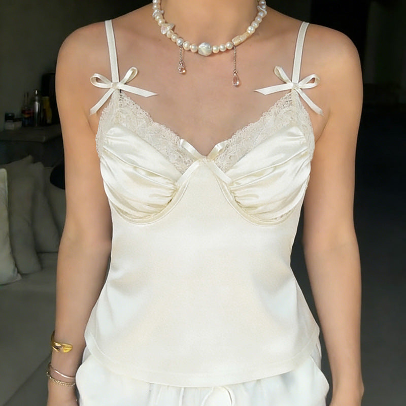 Dame camisole med delikate blonder og søte sløyfer, perfekt som elegant sommertopp eller komfortabelt nattøy.