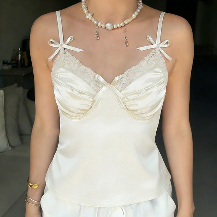 Dame camisole med delikate blonder og søte sløyfer, perfekt som elegant sommertopp eller komfortabelt nattøy.