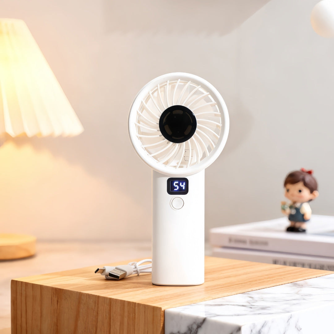 Liten batterivifte med digital skjerm, perfekt for skrivebord eller håndholdt bruk i sommer.