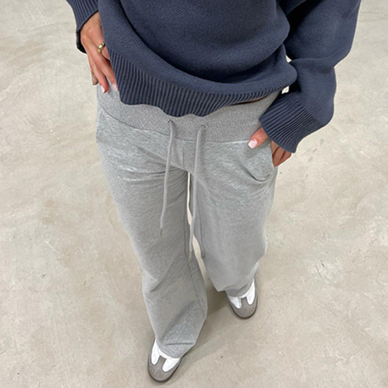 Komfortabel grå dame joggebukse med utsvingte ben og elastisk midje. Perfekt flared bukse for avslappet stil.