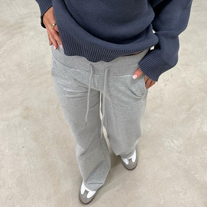 Komfortabel grå dame joggebukse med utsvingte ben og elastisk midje. Perfekt flared bukse for avslappet stil.