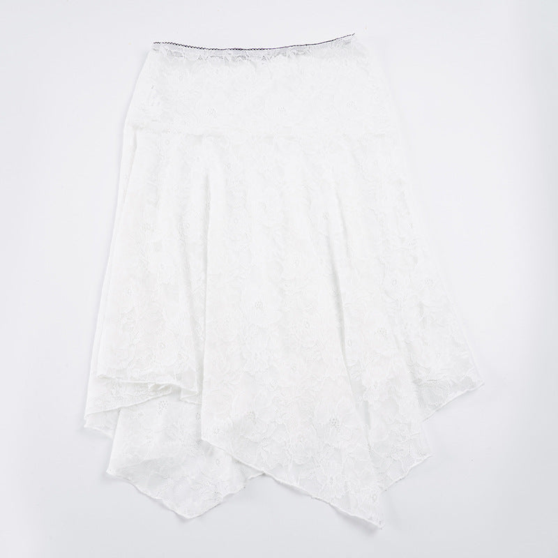 Unik asymmetrisk spisskjole for damer, en hvit sommerkjole med moderne mønster og elegant utforming.