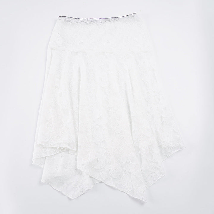 Unik asymmetrisk spisskjole for damer, en hvit sommerkjole med moderne mønster og elegant utforming.