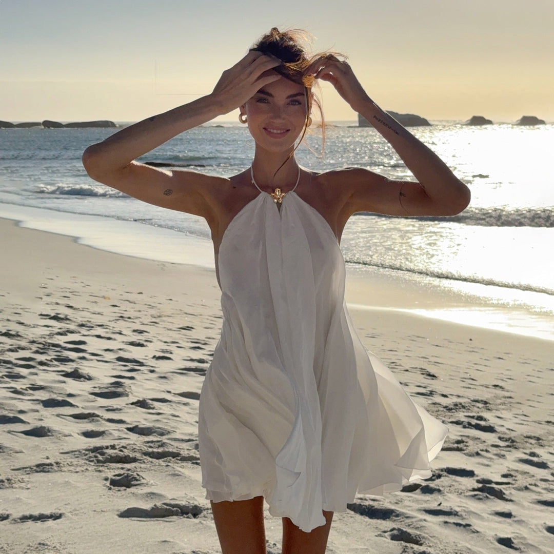 Lett dame maxikjole med justerbare stropper og elegant V-utringning, perfekt for sommer og fritid.