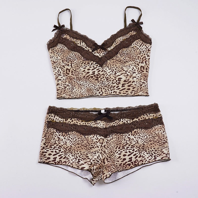 Detaljbilde av damekamisole med blonder og leopardprint, del av et komfortabelt shortssett.