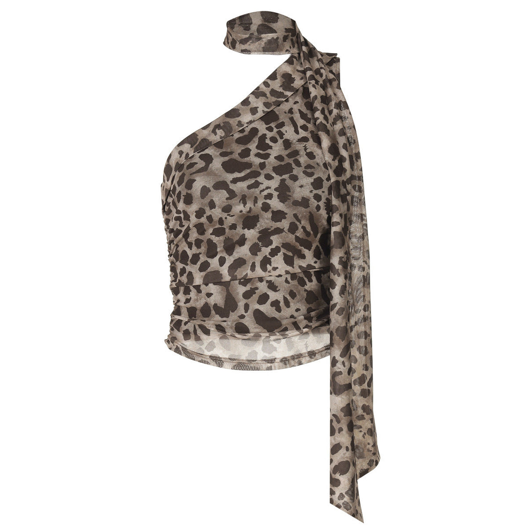 Motebevisst dametopp med asymmetrisk snitt og livlig leopardmønster, ideell for hverdags og fest.
