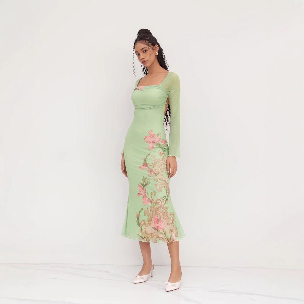 Lett og luftig midikjole for dame med delikate blomster og transparente lange ermer. Nydelig sommerkjole.