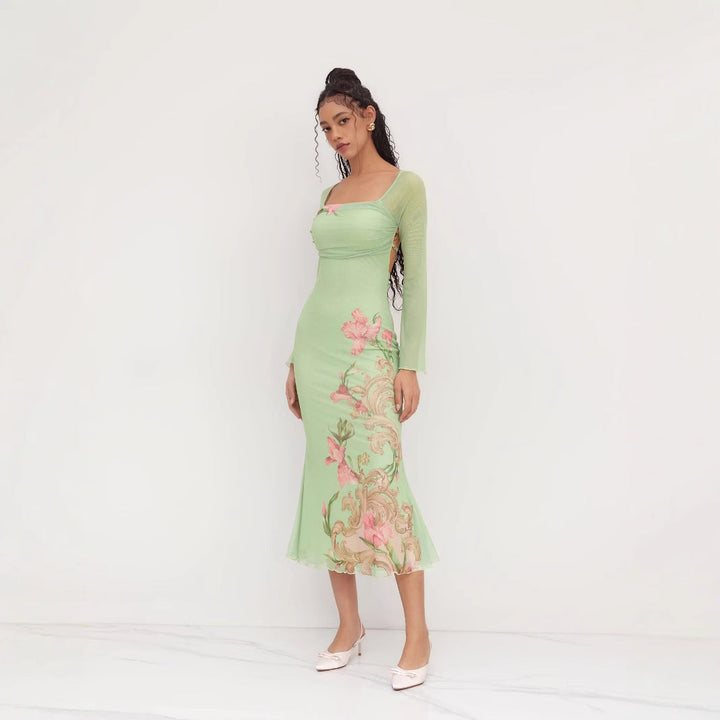 Lett og luftig midikjole for dame med delikate blomster og transparente lange ermer. Nydelig sommerkjole.