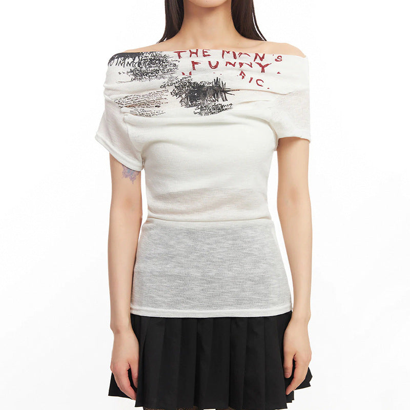 Elegant off-shoulder t-skjorte for kvinner, med stilig abstrakt trykk. Ideell for casual mote om våren/sommeren.