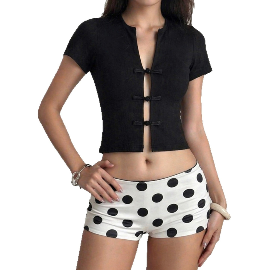 Komfortabel kortermet dametopp i elegant design med pene knapper, perfekt som sommertopp.