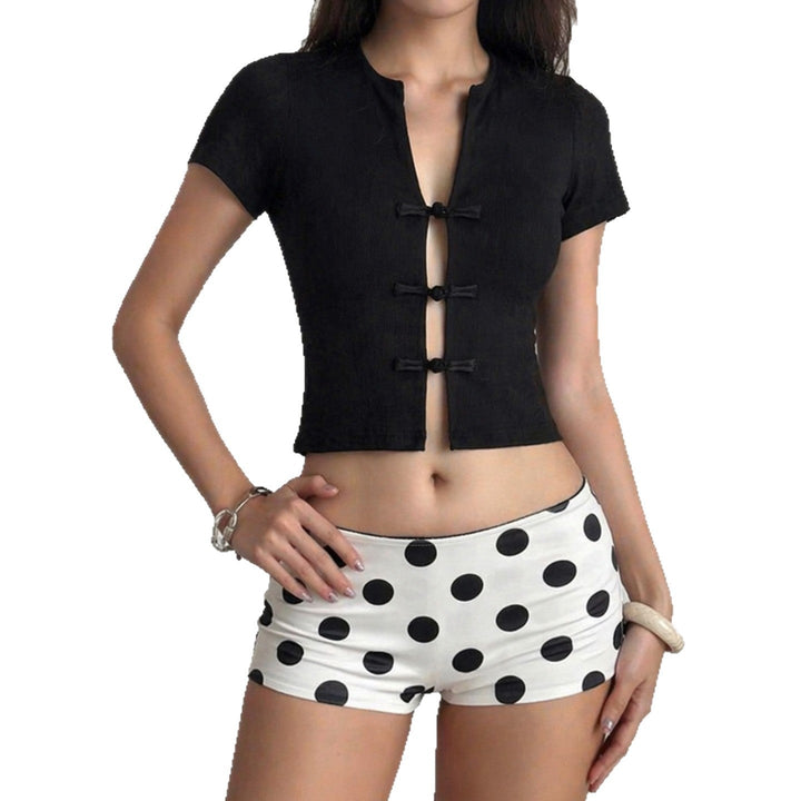 Komfortabel kortermet dametopp i elegant design med pene knapper, perfekt som sommertopp.