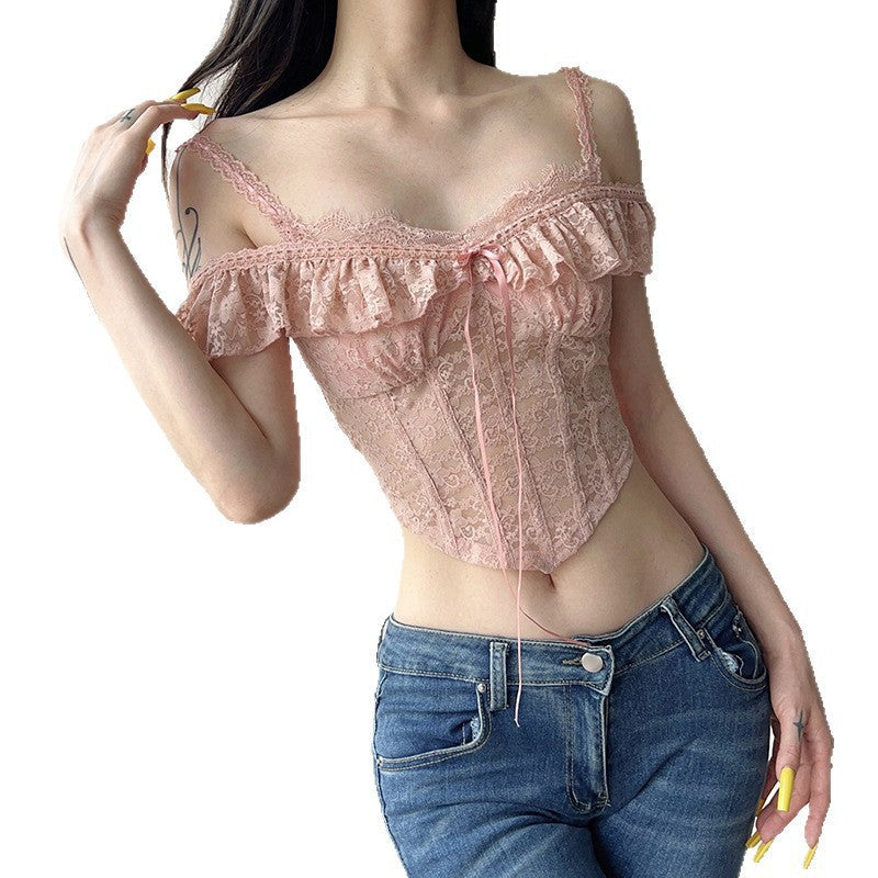 Luftig spissestroppet dametopp med volangdetaljer, en elegant og feminin sommerfavoritt.