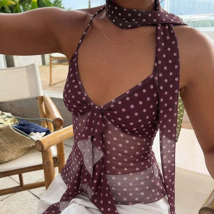 Trendy lilla prikket halterneck topp med feminine volangdetaljer. Komfortabel dametopp for varme dager.