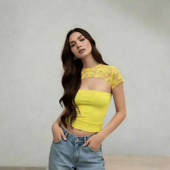 Komfortabel og elegant figurnær cropped topp med unikt mønster for damer. Ideell til sommer og fest.