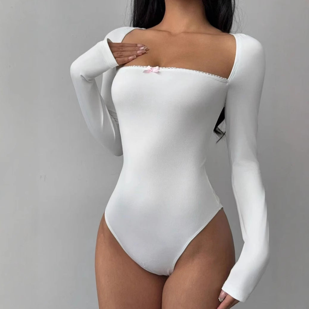 Hvit figurtiltende langermet bodysuit for kvinner, med elegant utringning. Komfortabel og allsidig topp.