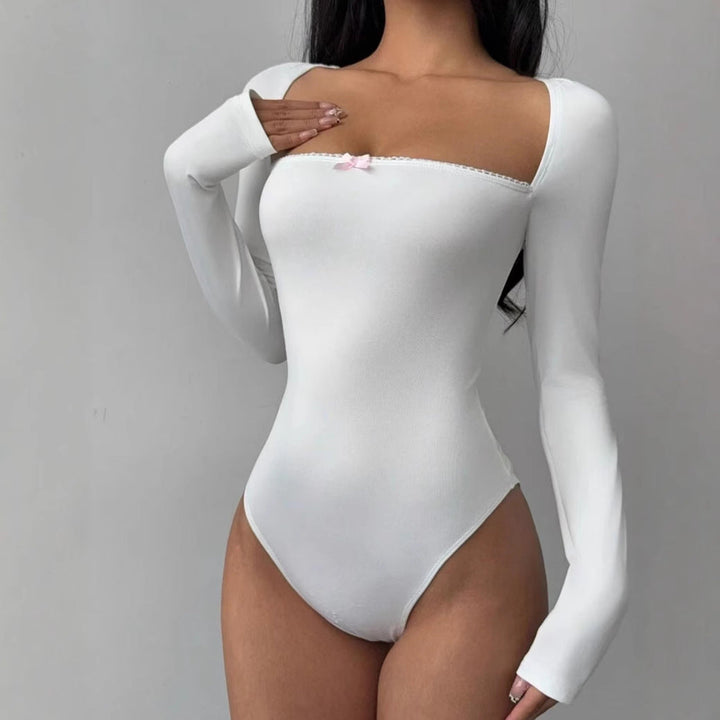 Hvit figurtiltende langermet bodysuit for kvinner, med elegant utringning. Komfortabel og allsidig topp.