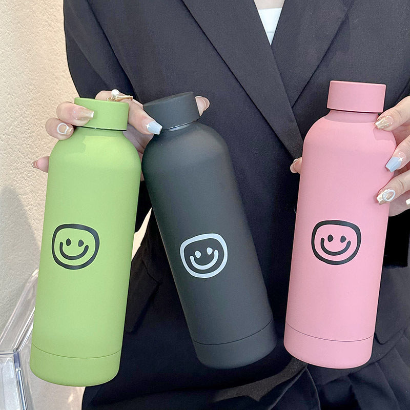 Elegant svart isolert termoflaske 500 ml for kvinner. Slitesterk drikkeflaske med lekne emoji-design.