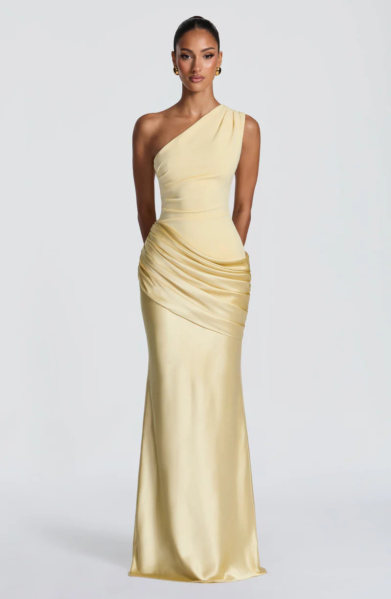 Asymmetrisk elegant gul damekjole, ideell festkjole som gir et sofistikert uttrykk for aftenbruk.