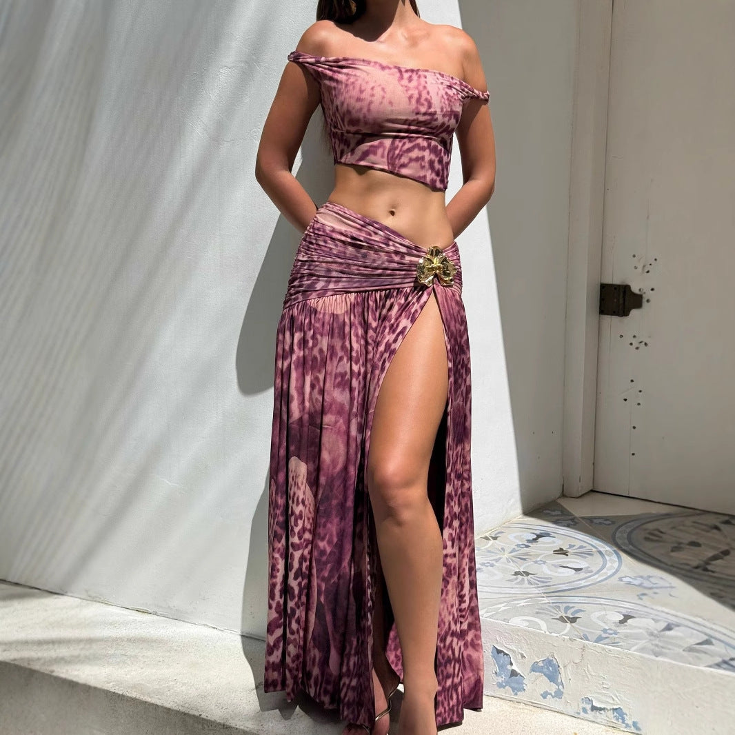 Elegant damesett med topp og skjørt i trendy dyretrykk. Perfekt for fest og sommerstil.