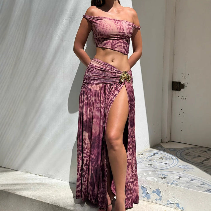 Elegant damesett med topp og skjørt i trendy dyretrykk. Perfekt for fest og sommerstil.