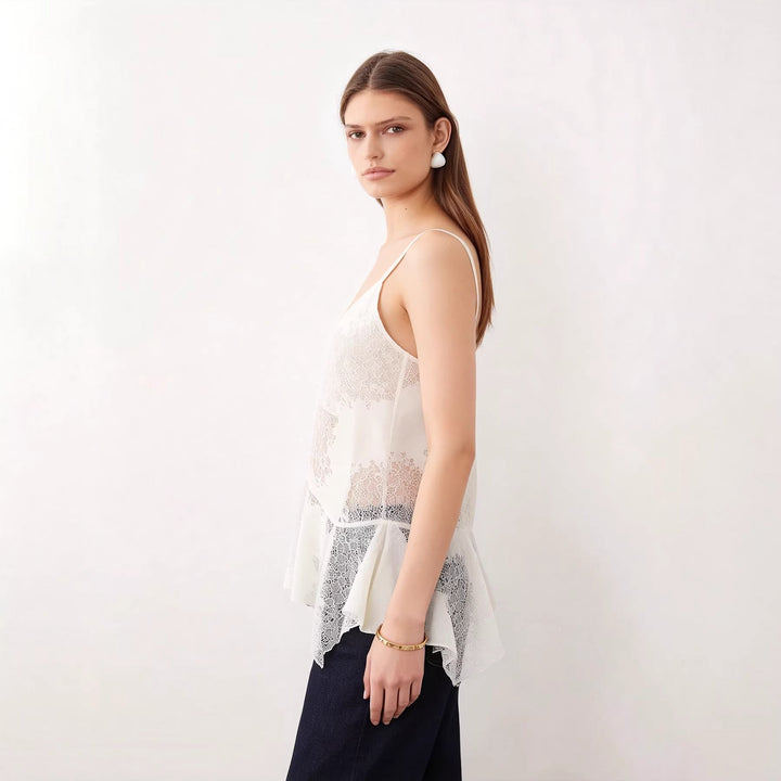 Hvit blondebluse med flytende passform og asymmetrisk kant, en elegant sommertopp for kvinner. Spaghettistropper.