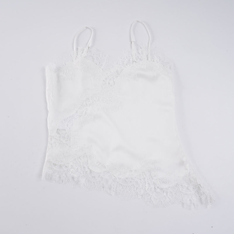 Allsidig blonde cami-topp i hvit med tynne stropper, passer til både festantrekk og en avslappet hverdag.