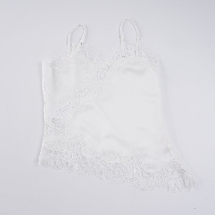 Allsidig blonde cami-topp i hvit med tynne stropper, passer til både festantrekk og en avslappet hverdag.