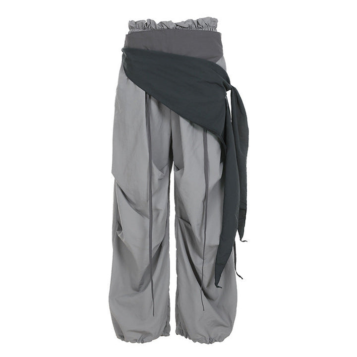 Stilig damebukse med høyt liv, asymmetrisk front og sidelivsknyting, perfekt for en moderne look.