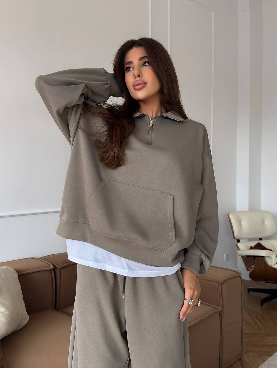 Dame sporty loungewear-sett med elegant høy krage og komfortabel, vid passform. Moderne avslappede klær.