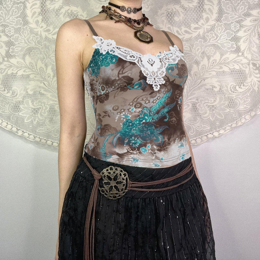 Elegant blomsterbluse for dame, med feminint design og justerbar passform. Perfekt som festtopp.