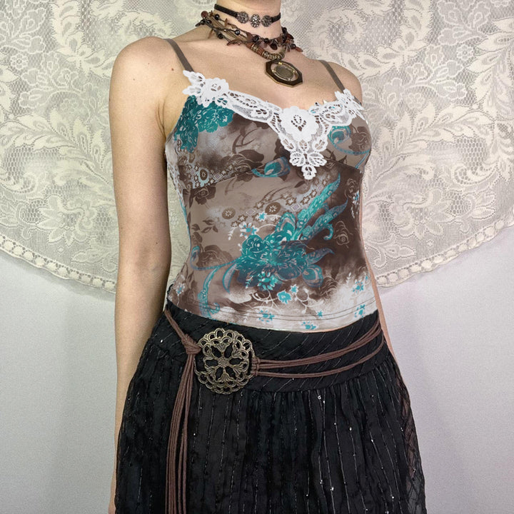 Elegant blomsterbluse for dame, med feminint design og justerbar passform. Perfekt som festtopp.