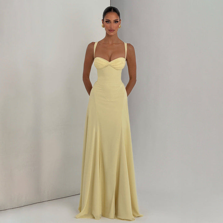 Gul elegant aftenkjole med vakkert hjerteutskjæring og flytende skjørt, perfekt for galla og fest.