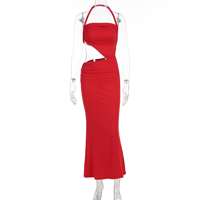 Elegant rød maxikjole, asymmetrisk design med volanger. Perfekt aftenkjole for dame.